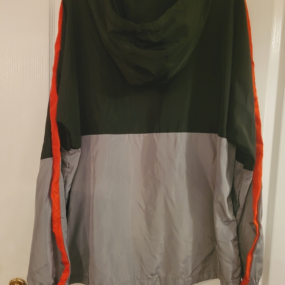 Beautiful Giant designed in Los Angeles windbreaker - Picture 6 of 8